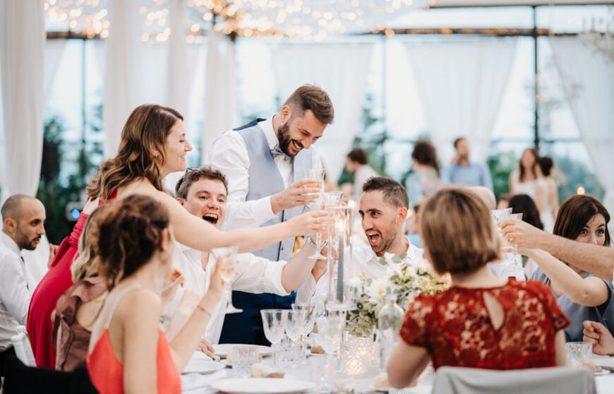 sposo brinda con gli invitati durante un matrimonio