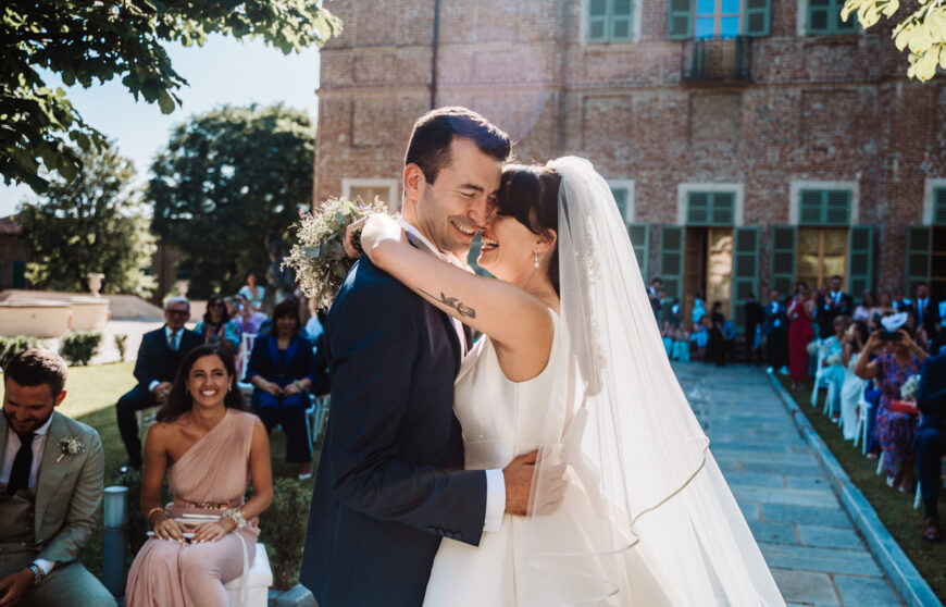 un momento di emozione tra due sposi durante la celebrazione di una cerimonia simbolica a villa bria