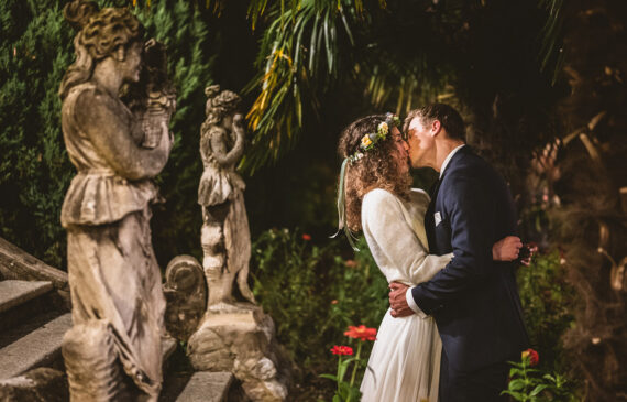 due sposi fotografati ad un matrimonio al castello di frassinello