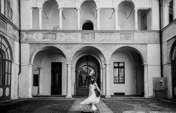 una sposa gira su se stessa in un cortile del municipio a Torino