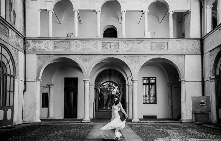 ritratto di una sposa ambientato in un cortile di un palazzo d'epoca