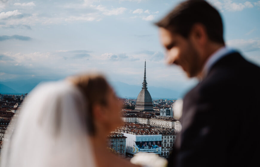 ritratto d due sposi con la mole antonelliana nello sfondo