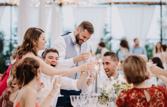 Lo sposo e gli amici brindano durante il matrimonio