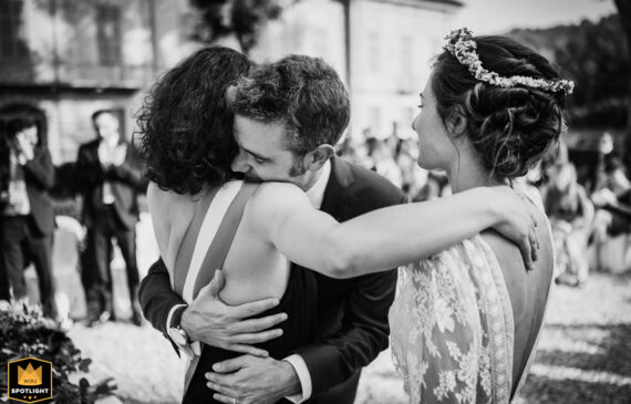 bride and groom hugs a friend during a wedding in Italy