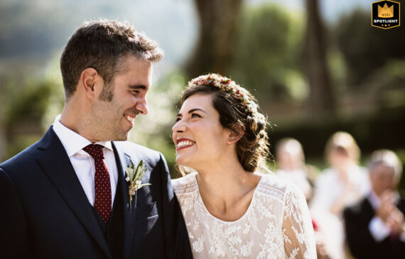 due sposi si guardano e sorridono durante la cerimonia