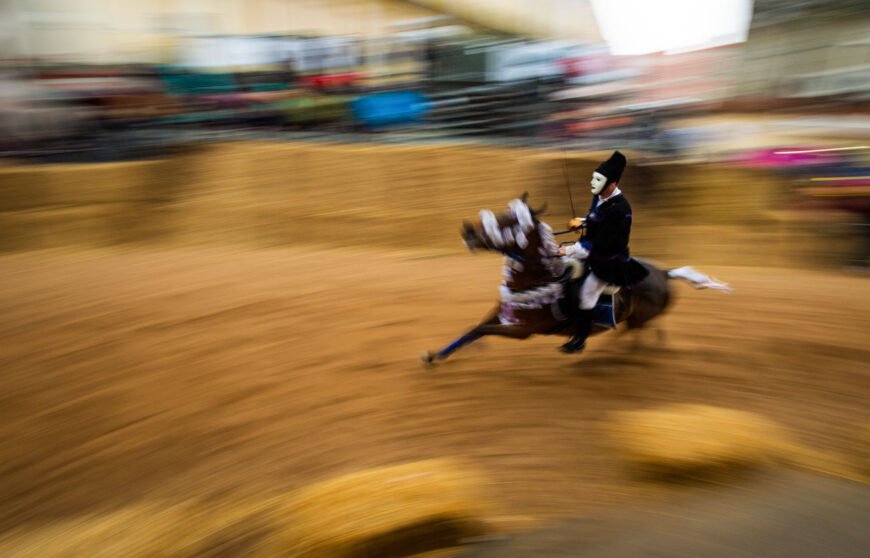 un cavaliere corre a cavallo durante la Sartiglia di Oristano