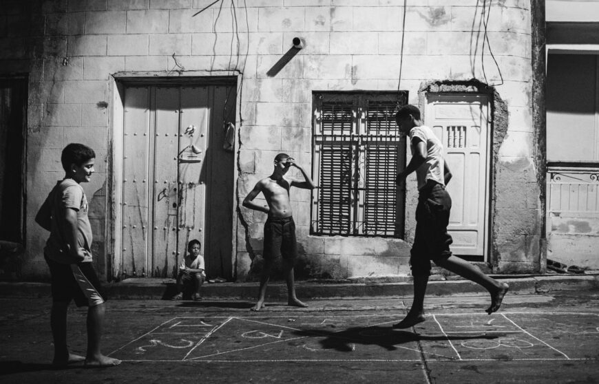 bambini giocano per strada a Santiago de Cuba