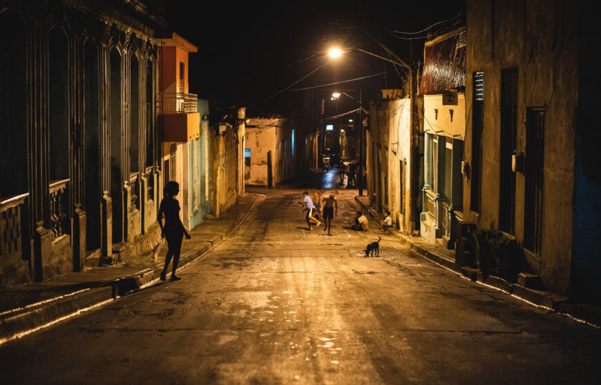 una via illuminata di notte a Santiago de Cuba