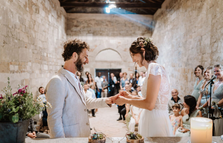 due sposi si scambiano gli anelli nella chiesa di San Quirico, nel monferrato