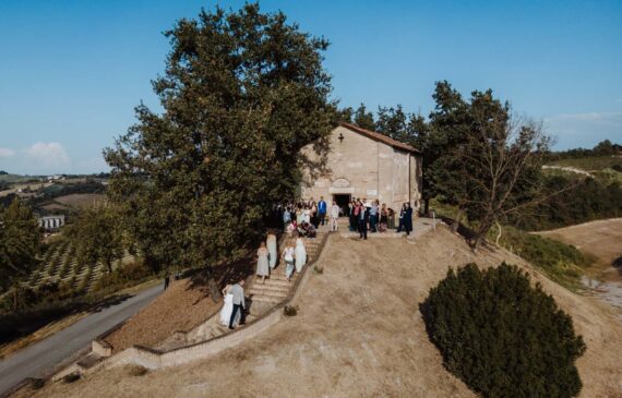 Cappella San Quirico nel monferrato ripresa da un drone durante un matrimonio