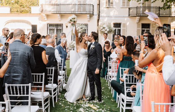 una coppia esulta durante il loro matrimonio nella location Giardini la Pergola